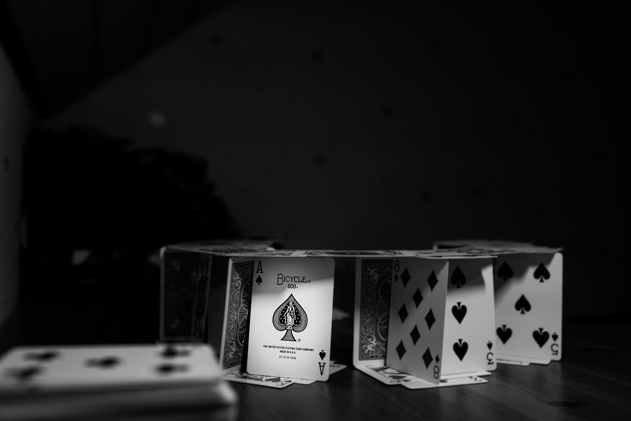 扑克牌里的小人物，为什么2和3才是牌桌上的隐形赢家？